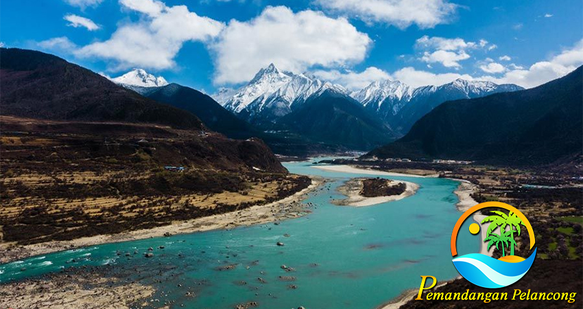 Air Terjun dan Danau Ajaib di Kawasan Wisata Tibet