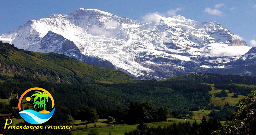 Swiss Menikmati Keindahan Pegunungan Alpen